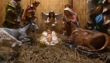 İsa 'nın doğuş sahnesi figürleri Noel tasarımı için kiliseye yerleştirildi.