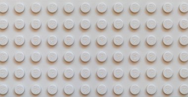 Lviv, Ukrayna - 30 Ocak 2025: Tasarım amaçlı bej lego plakası