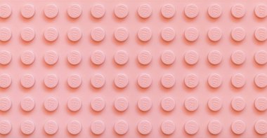 Lviv, Ukrayna - 30 Ocak 2025: Tasarım amaçlı pembe lego plakası