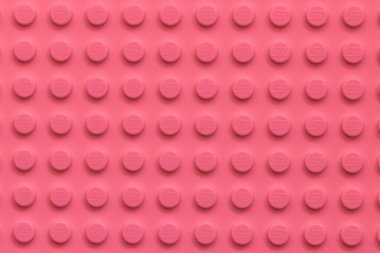 Lviv, Ukrayna - 4 Ocak 2025: LEGO Klasik plakasının pembe arka planı