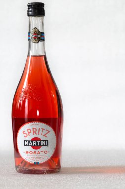 Lviv, Ukrayna - 1 Şubat 2025: Bir şişe Martini Spritz Rosato