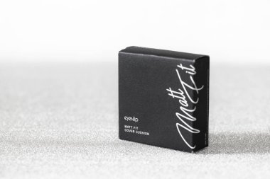 Lviv, Ukrayna - 1 Şubat 2025: Eyenlip Matt Fit cover yastığı