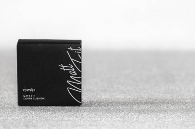 Lviv, Ukrayna - 1 Şubat 2025: Eyenlip Matt Fit cover yastığı