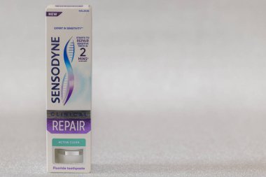 Lviv, Ukrayna - 1 Şubat 2025: Sensodyne Klinik Tamir Etkin Temiz Diş macunu