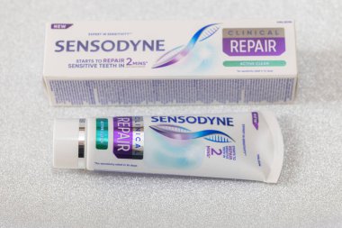Lviv, Ukrayna - 1 Şubat 2025: Sensodyne Klinik Tamir Etkin Temiz Diş macunu
