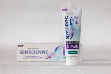 Lviv, Ukrayna - 1 Şubat 2025: Sensodyne Klinik Tamir Etkin Temiz Diş macunu