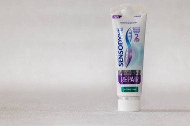 Lviv, Ukrayna - 1 Şubat 2025: Sensodyne Klinik Tamir Etkin Temiz Diş macunu