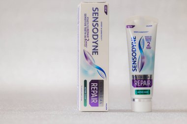 Lviv, Ukrayna - 1 Şubat 2025: Sensodyne Klinik Tamir Etkin Temiz Diş macunu