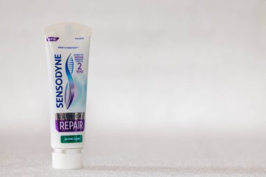 Lviv, Ukrayna - 1 Şubat 2025: Sensodyne Klinik Tamir Etkin Temiz Diş macunu
