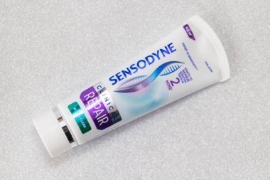 Lviv, Ukrayna - 1 Şubat 2025: Sensodyne Klinik Tamir Etkin Temiz Diş macunu
