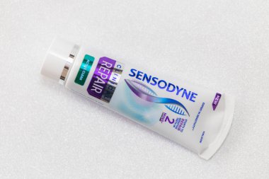 Lviv, Ukrayna - 1 Şubat 2025: Sensodyne Klinik Tamir Etkin Temiz Diş macunu