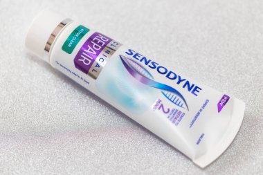 Lviv, Ukrayna - 1 Şubat 2025: Sensodyne Klinik Tamir Etkin Temiz Diş macunu