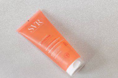 Lviv, Ukrayna - 1 Şubat 2025: SVR Yatıştırıcı Nemlendirici 24H Kurutma Önleyici Temizleyiciyi Korumak