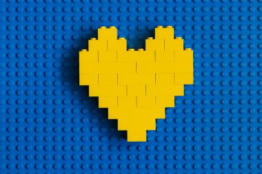 Lviv, Ukrayna - 3 Şubat 2025: Lego bloklarından yapılmış sarı kalp tasarım amaçlı