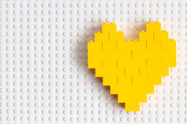 Lviv, Ukrayna - 3 Şubat 2025: Lego bloklarından yapılmış sarı kalp tasarım amaçlı
