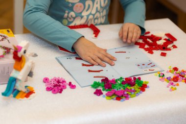 Lviv, Ukrayna - 3 Şubat 2025: Lego Kalp Süslemesi yapan çocuk