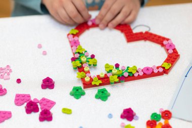 Lviv, Ukrayna - 3 Şubat 2025: Lego Kalp Süslemesi yapan çocuk
