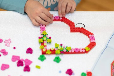 Lviv, Ukrayna - 3 Şubat 2025: Lego Kalp Süslemesi yapan çocuk