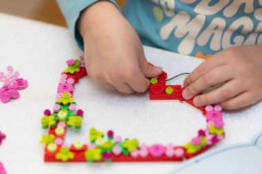 Lviv, Ukrayna - 3 Şubat 2025: Lego Kalp Süslemesi yapan çocuk