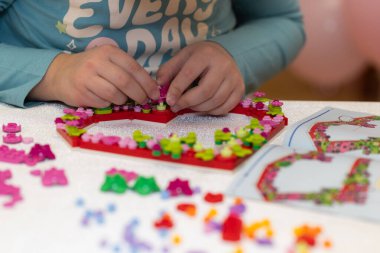 Lviv, Ukrayna - 3 Şubat 2025: Lego Kalp Süslemesi yapan çocuk