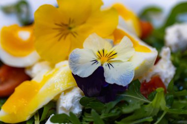 Tasarım amaçlı çiçekli sebze salatası.