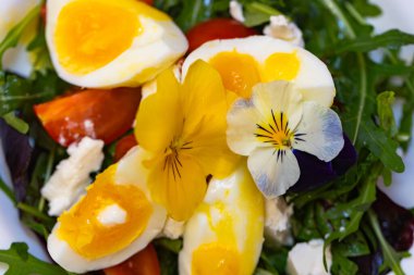 Tasarım amaçlı çiçekli sebze salatası.