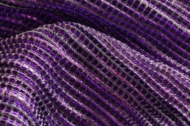 Tasarım amacı için parlak metalik fiber arkaplanlı menekşe desenli kumaşa yakın çekim