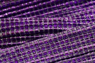 Tasarım amacı için parlak metalik fiber arkaplanlı menekşe desenli kumaşa yakın çekim