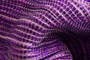 Tasarım amacı için parlak metalik fiber arkaplanlı menekşe desenli kumaşa yakın çekim