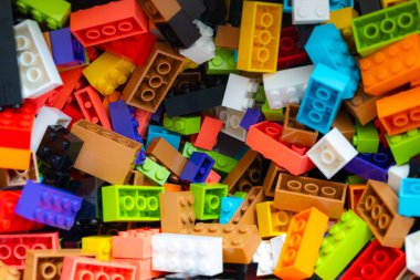 Lviv, Ukrayna - 5 Şubat 2025: Tasarım amacı için renkli Lego blokları