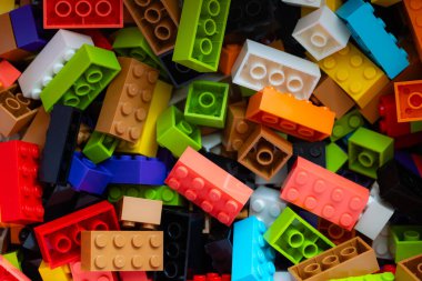 Lviv, Ukrayna - 5 Şubat 2025: Tasarım amacı için renkli Lego blokları