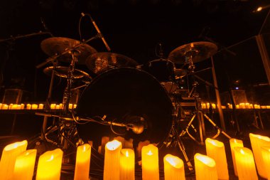 Dizayn amaçlı mumlarla konser sahnesinde davul seti