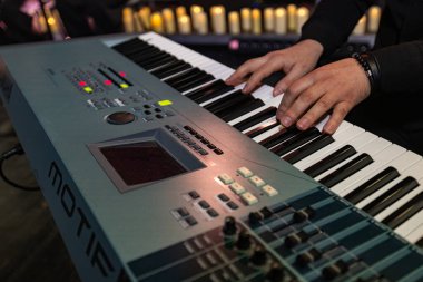 Lviv, Ukrayna - 12 Şubat 2025: YAMAHA MOTIF XS8 SyNTHESIZER KEYBOARD konser sahnesinde bir sürü mumla