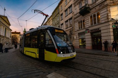 Lviv, Ukrayna - 5 Mart 2025: Pazar meydanında tramvay