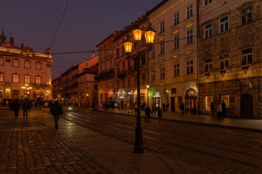 LVIV, UKRAINE - 5 Mart 2025: Akşam Lviv Pazar Meydanı