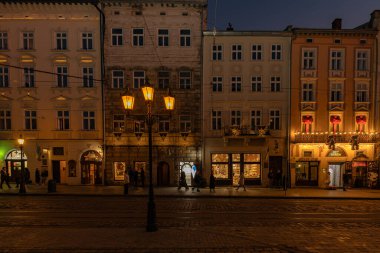 LVIV, UKRAINE - 5 Mart 2025: Akşam Lviv Pazar Meydanı