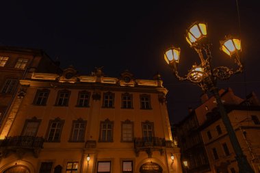 LVIV, UKRAINE - 5 Mart 2025: Akşam Lviv Pazar Meydanı