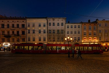 Lviv, Ukrayna - 5 Mart 2025: Pazar meydanında tramvay