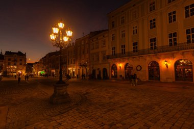 LVIV, UKRAINE - 5 Mart 2025: Akşam Lviv Pazar Meydanı