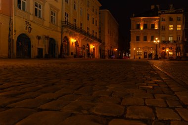 LVIV, UKRAINE - 5 Mart 2025: Akşam Lviv Pazar Meydanı