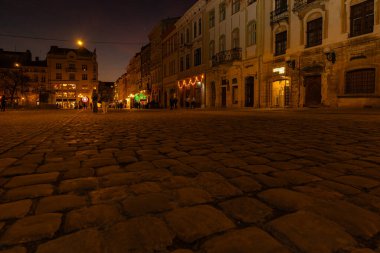 LVIV, UKRAINE - 5 Mart 2025: Akşam Lviv Pazar Meydanı