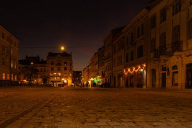 LVIV, UKRAINE - 5 Mart 2025: Akşam Lviv Pazar Meydanı