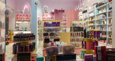 Lviv, Ukrayna - 5 Mart 2025: kozmetik mağazasındaki ürünler