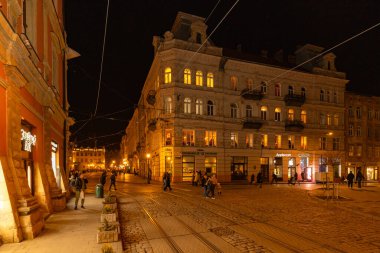 LVIV, UKRAINE - 5 Mart 2025: Akşam Lviv Pazar Meydanı