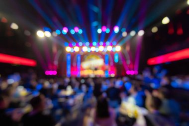 Tasarım amacı için sahnede bulanık konser ışıklandırması