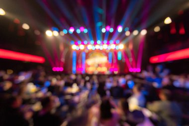 Tasarım amacı için sahnede bulanık konser ışıklandırması