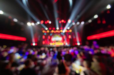 Tasarım amacı için sahnede bulanık konser ışıklandırması