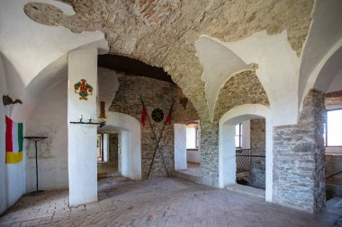 Chynadiyevo, Ukrayna - 24 Ağustos 2024: Chynadiyevo, Ukrayna 'daki ortaçağ kalesi Saint Miklosh' un içi