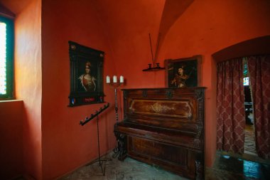 Chynadiyevo, Ukrayna - 24 Ağustos 2024: Chynadiyevo, Ukrayna 'daki ortaçağ kalesi Saint Miklosh' un içi