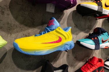 Lviv, Ukrayna - 29 Mart 2025: Nike spor ayakkabıları mağazada